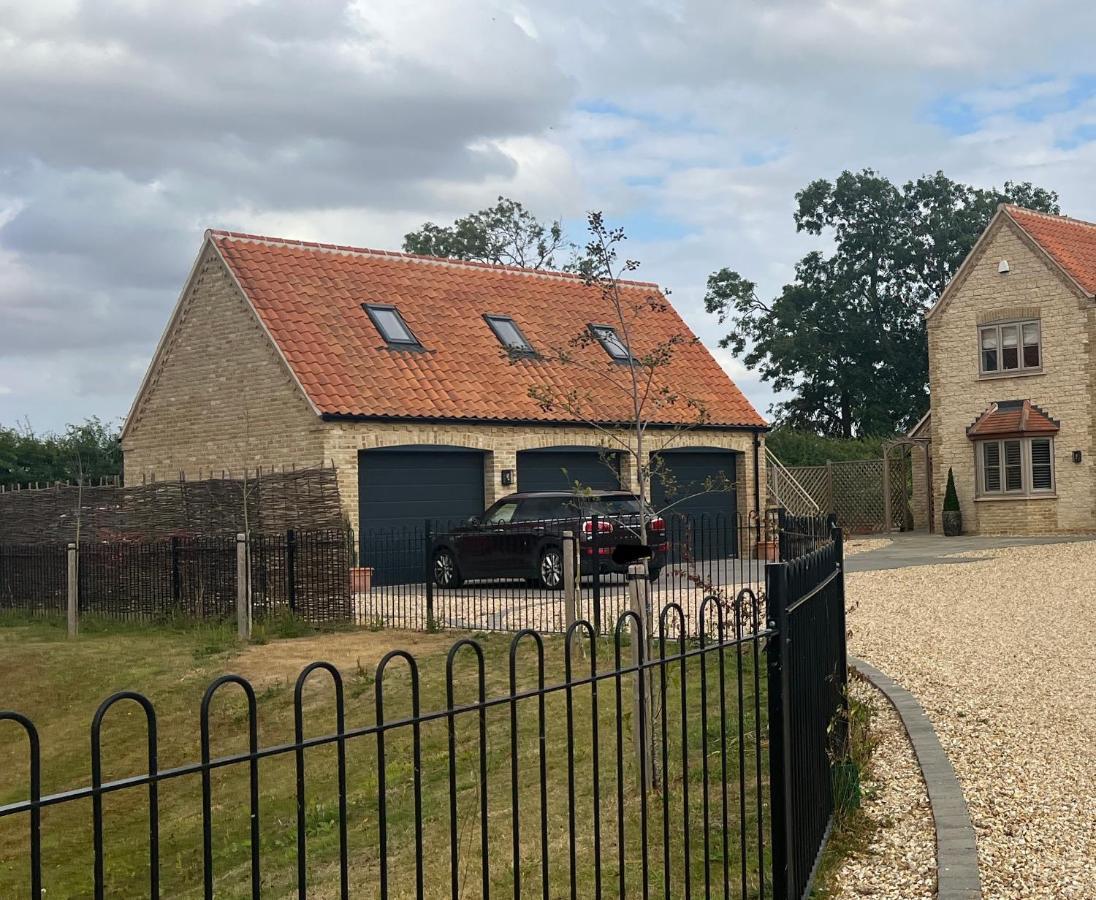 Entire Loft Space In Quiet Village Near Roman City Of Lincoln Esterno foto